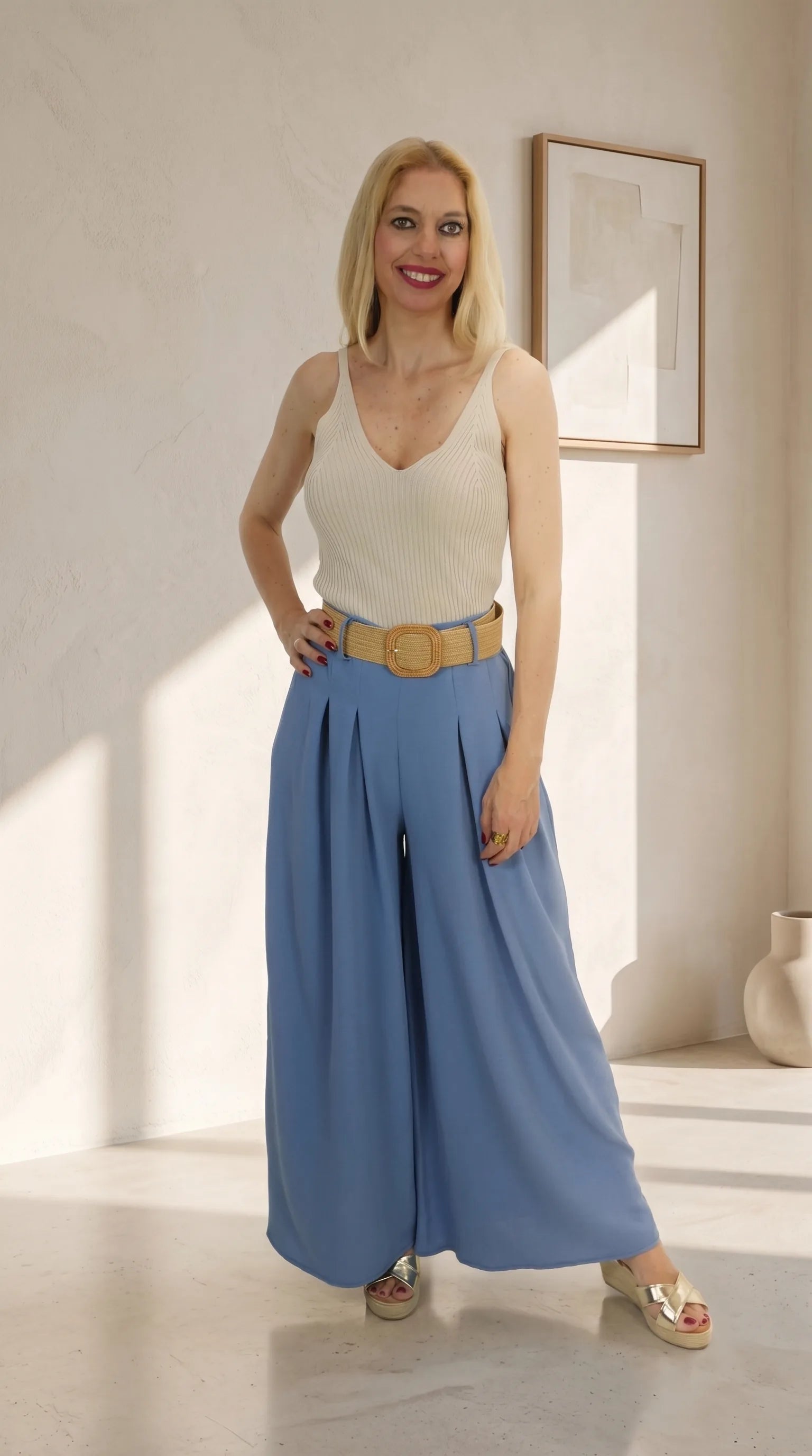 Look Top Siena con pantalón palazzo azul y cinturón rafia