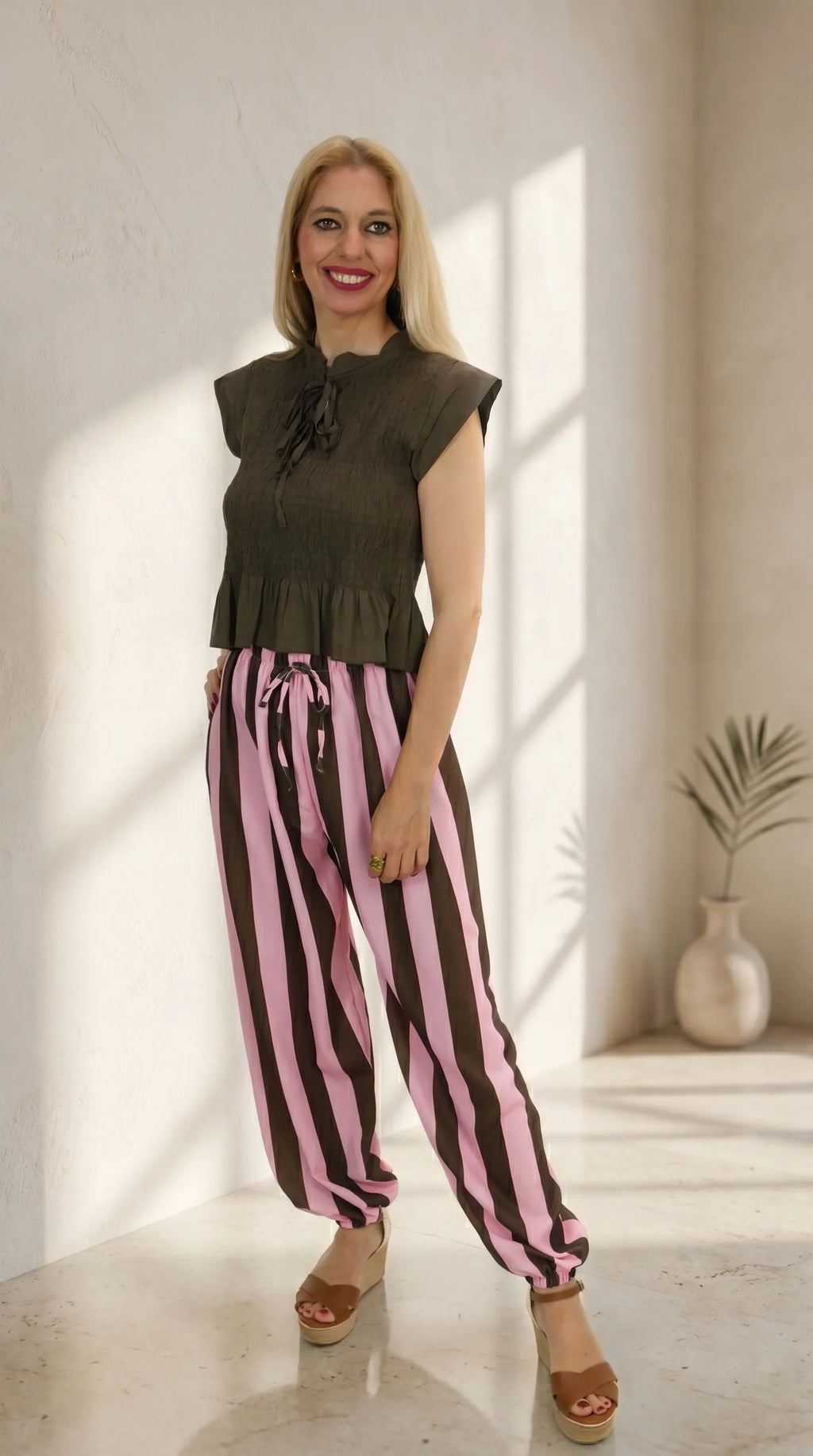 Look Pantalón Balloon con blusa fruncida de manga corta y lazada frontal en el cuello.