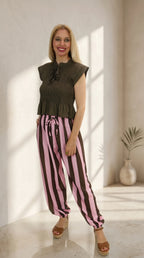 Look Pantalón Balloon con blusa fruncida de manga corta y lazada frontal en el cuello.