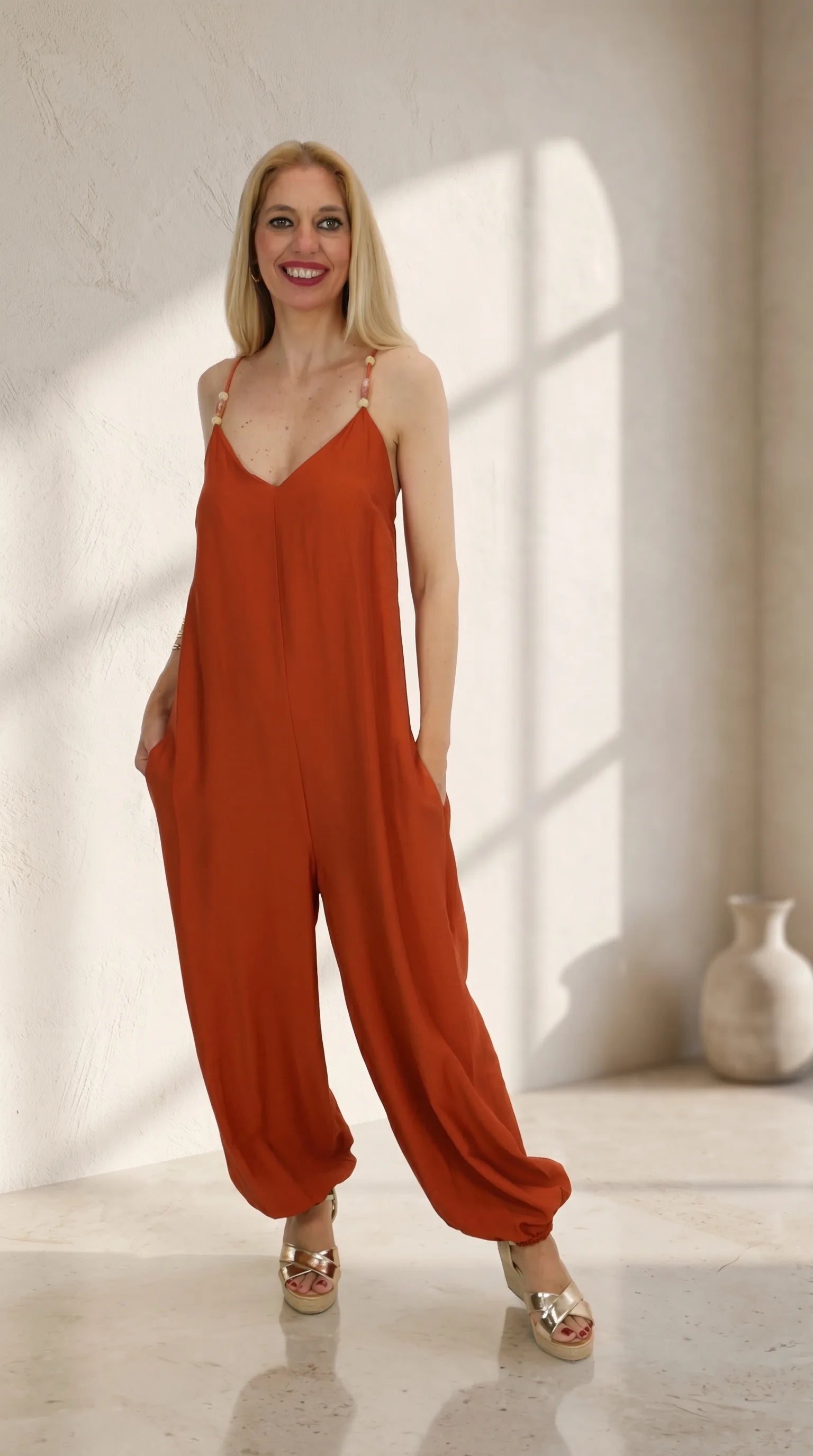 Look Mono Sahara color teja con sandalias de cuña doradas