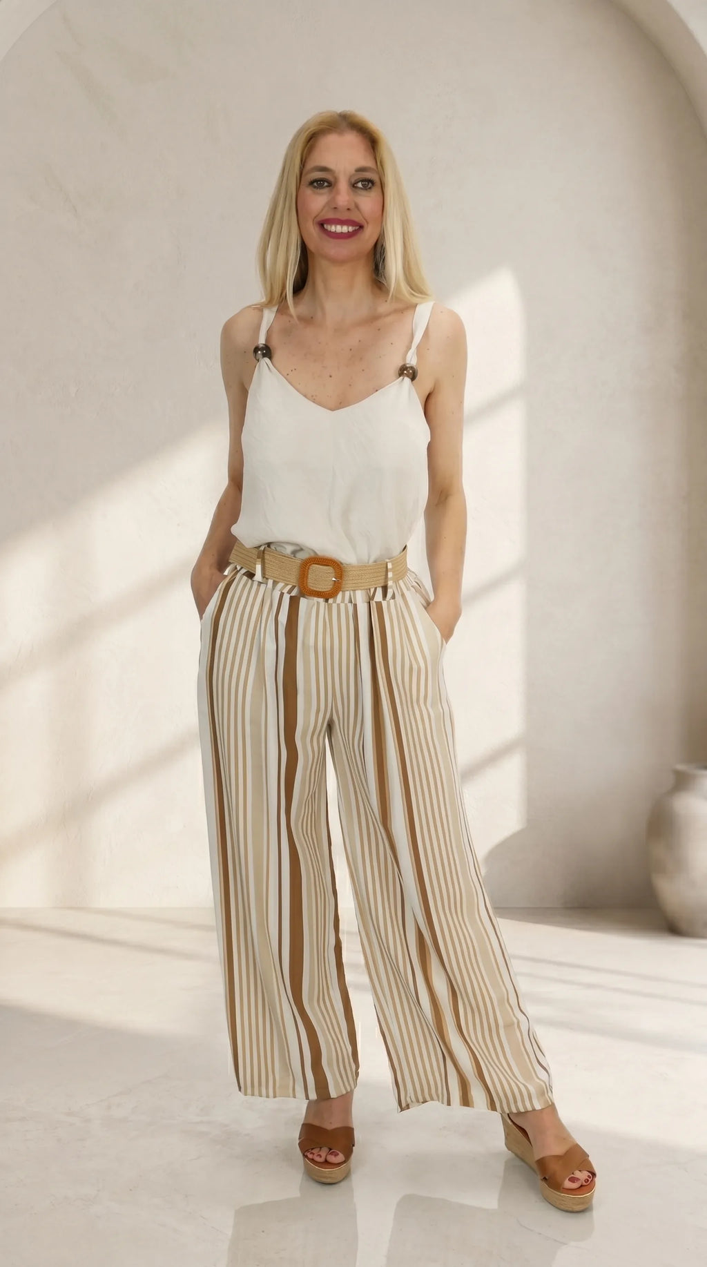 Look Top Inés con pantalón de rayas beige y cinturón de rafia con hebilla de madera