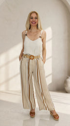 Look Top Inés con pantalón de rayas beige y cinturón de rafia con hebilla de madera