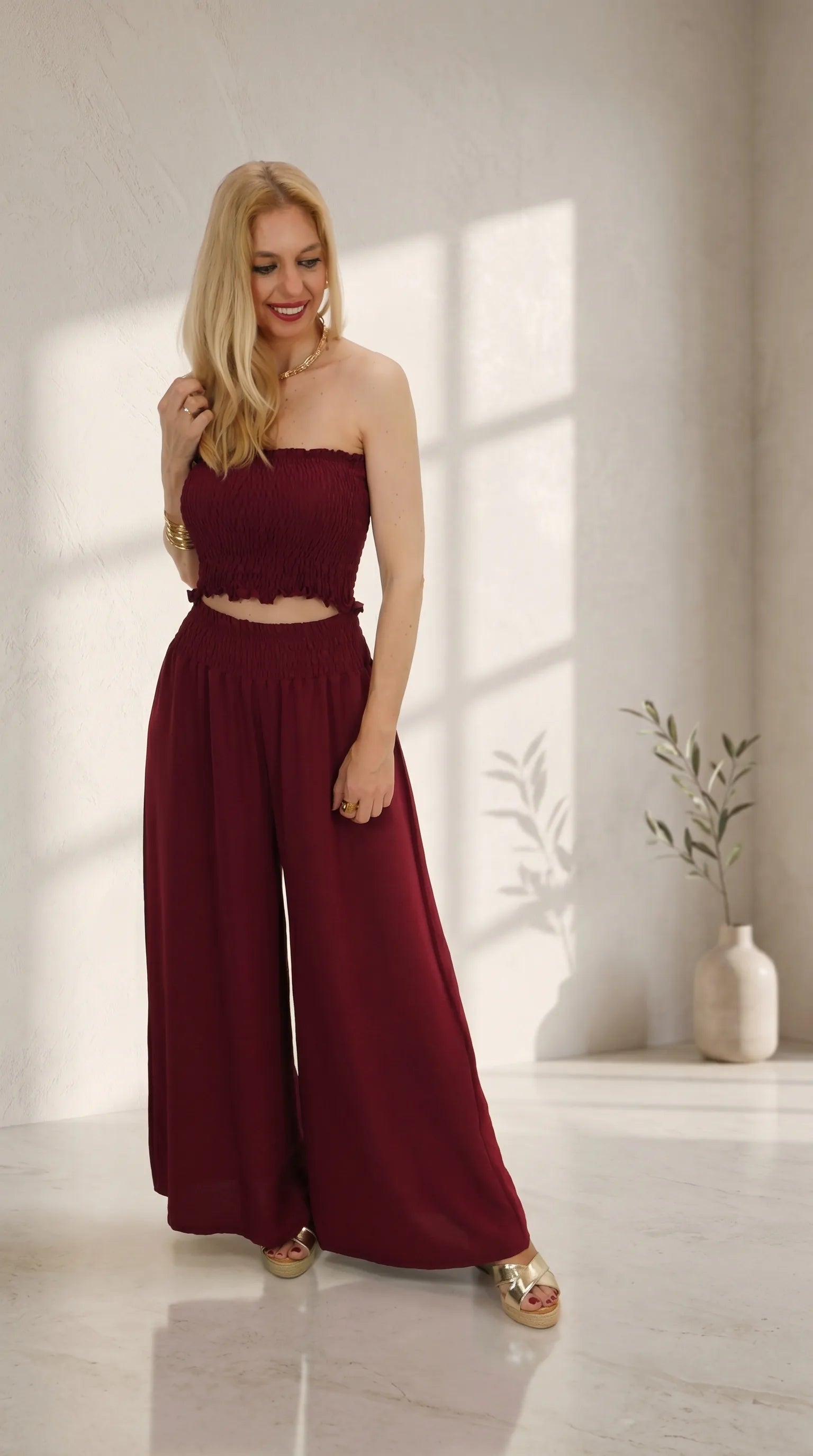 Look Conjunto Mykonos con sandalias de cuña doradas