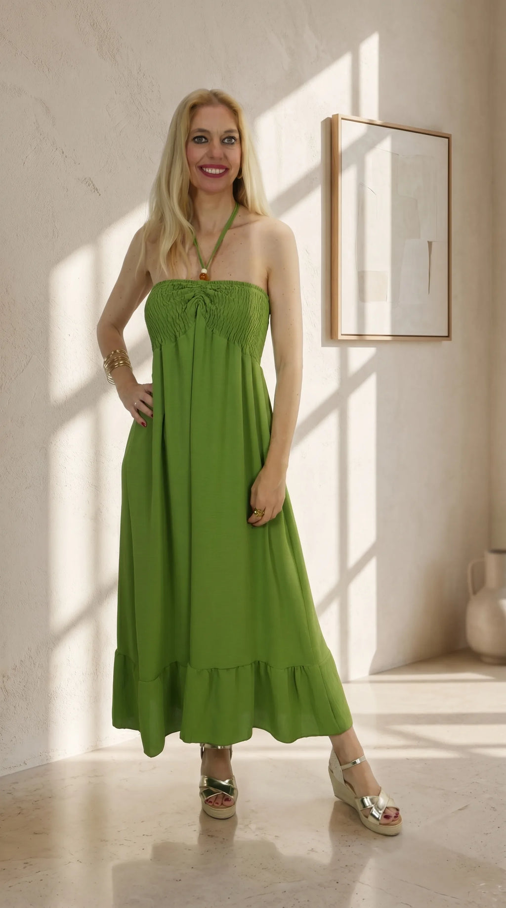 Look Vestido Grecia con cuñas metalizadas