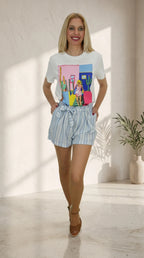 Look Camiseta Woman con short de rayas celeste y blanco con cinturón lazada incorporado