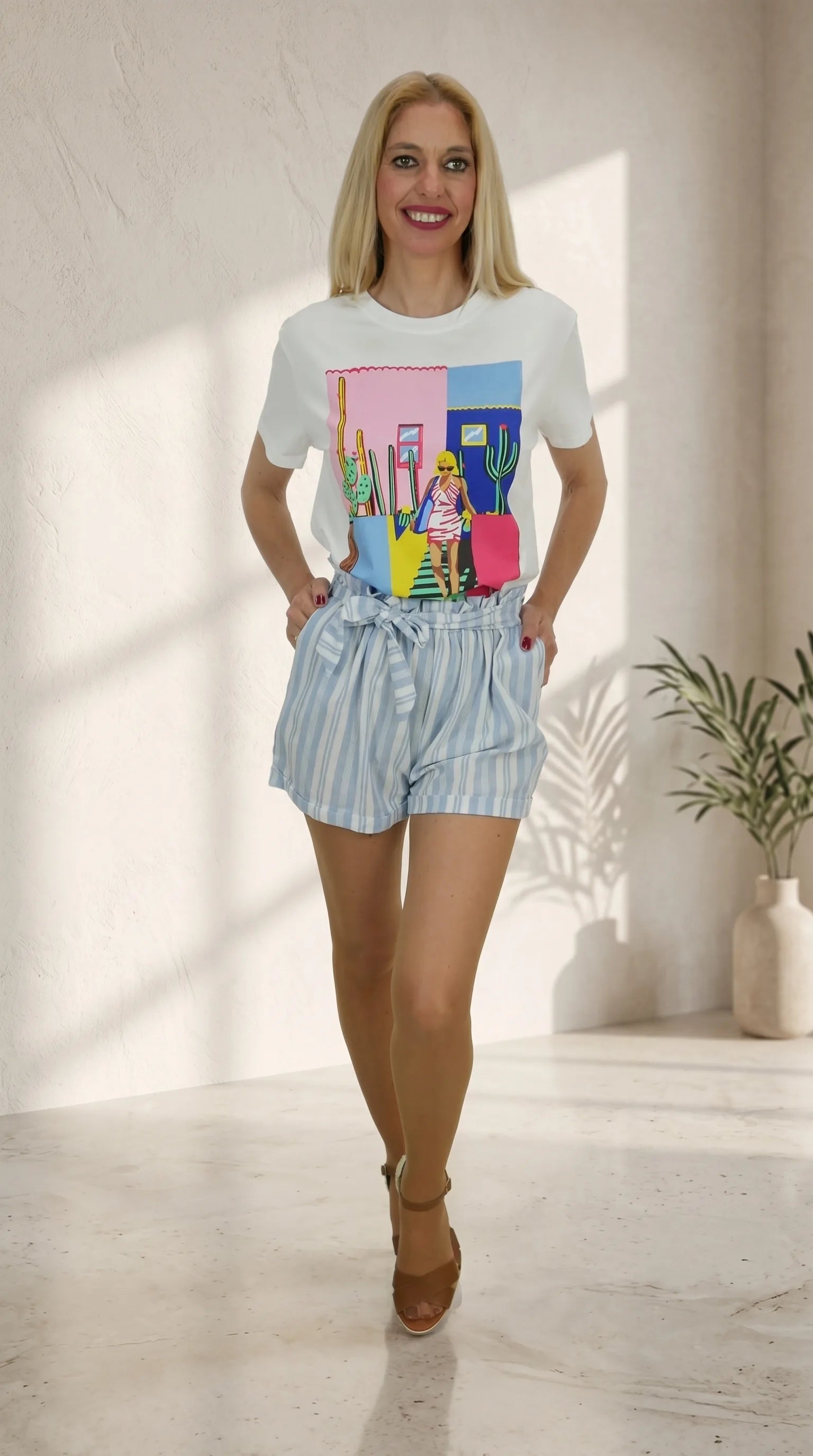 Look Camiseta Woman con short de rayas celeste y blanco con cinturón lazada incorporado