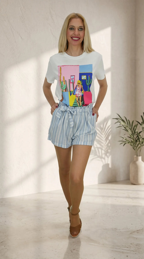 Look Camiseta Woman con short de rayas celeste y blanco con cinturón lazada incorporado