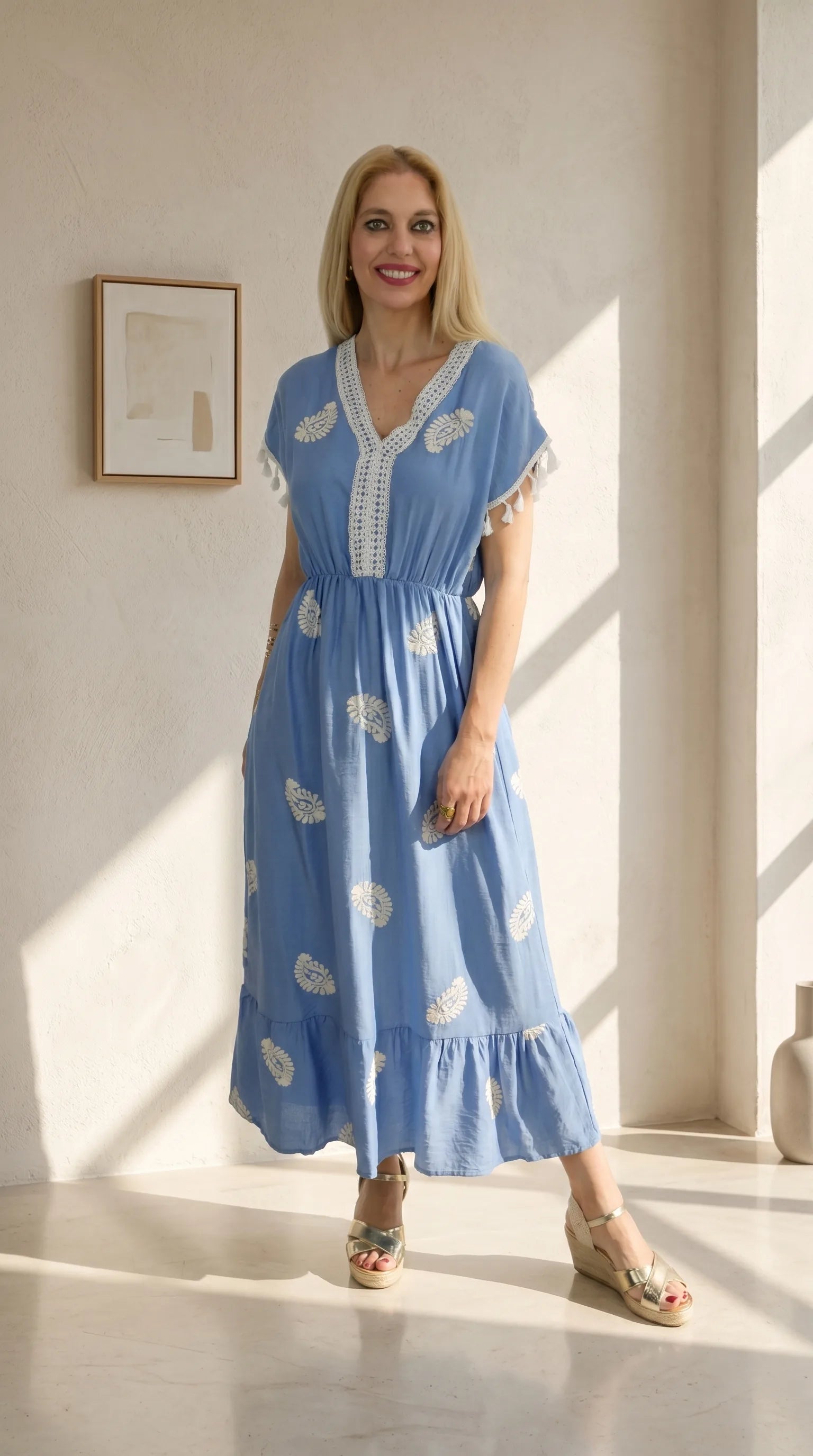 Look Vestido Boho con cuñas metalizadas