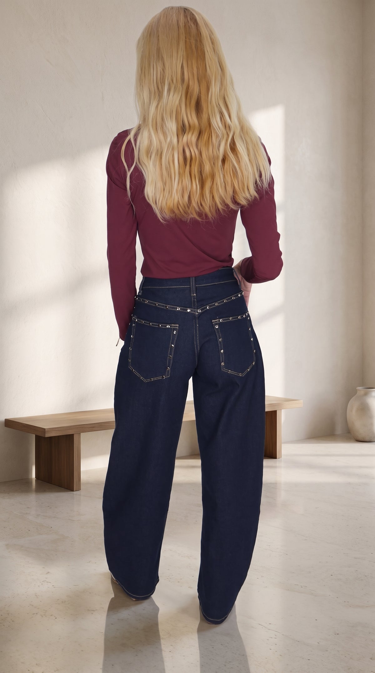 Jeans Tachas, vista trasera con tachas en los bolsillos y el canesú