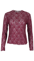 Top de encaje floral en color burdeos, con transparencias, cuello redondo y manga larga ajustada.