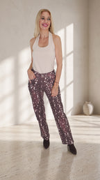 Modelo con jeans Bambi de tiro alto y estampado de manchas claras, combinados con un top beige sin mangas.