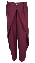 Pantalón Pliegues en color burdeos, de tiro alto y pernera globo, con pliegues superpuestos en el frontal.