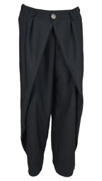 Pantalón Pliegues en color negro, de tiro alto y pernera globo, con pliegues superpuestos en el frontal.