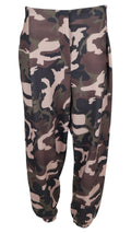 Pantalón globo de camuflaje en tonos caqui, marrón y beige, con perneras amplias y bajos fruncidos.