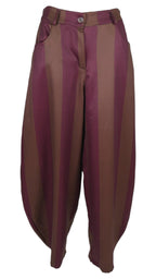 Pantalón Barrel Rayas con franjas verticales en burdeos y marrón, tiro alto y pernera redondeada.