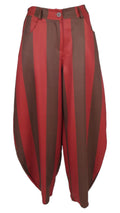 Pantalón Barrel Rayas con franjas verticales en caldera y marrón, tiro alto y pernera redondeada.
