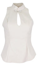 Top Oriental en color beige, sin mangas, con cuello mao, cierre decorativo y abertura frontal en forma de lágrima.