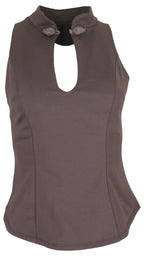 Top Oriental en color marrón, sin mangas, con cuello mao, cierre decorativo y abertura frontal en forma de lágrima.