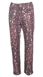 Jeans Bambi de tiro alto y pernera amplia, con estampado de manchas claras sobre fondo marrón.