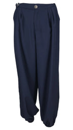 Pantalón Hebilla en color azul marino, con pinzas delanteras, pequeña hebilla lateral y bajos elásticos.
