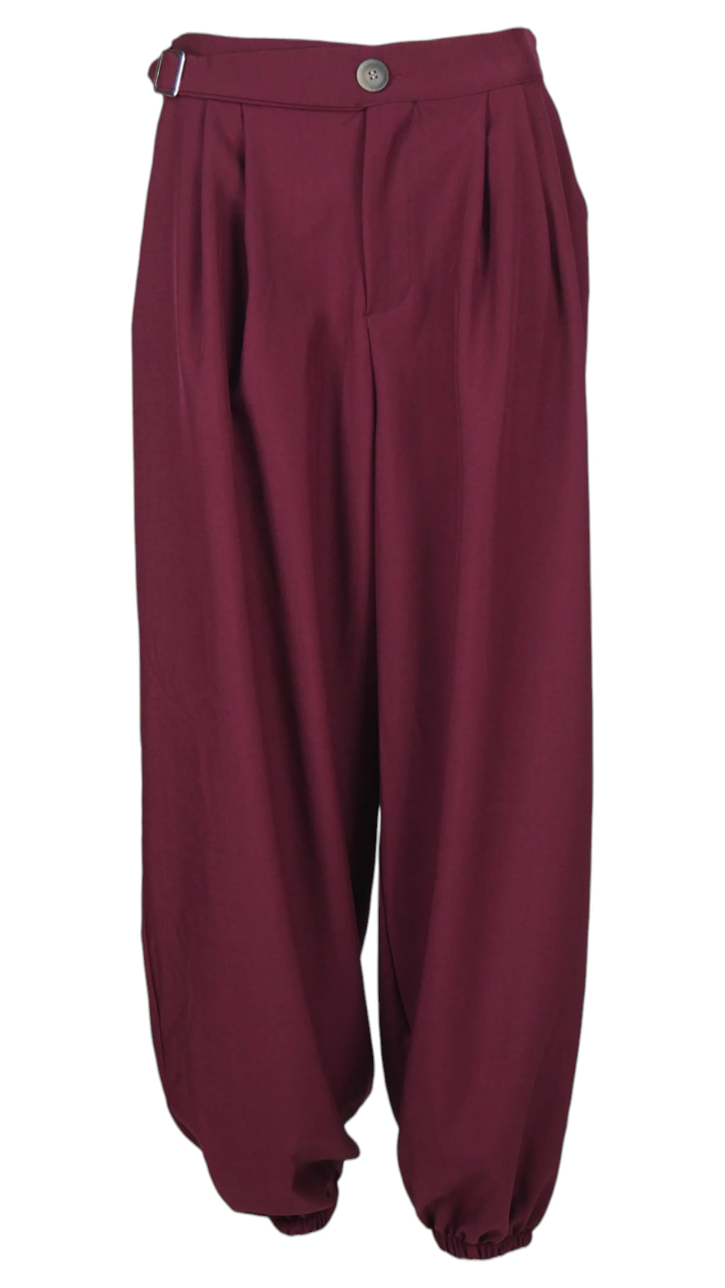 Pantalón Hebilla en color burdeos, con pinzas delanteras, pequeña hebilla lateral y bajos elásticos.