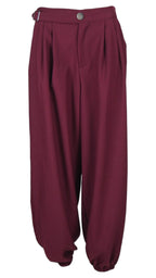 Pantalón Hebilla en color burdeos, con pinzas delanteras, pequeña hebilla lateral y bajos elásticos.
