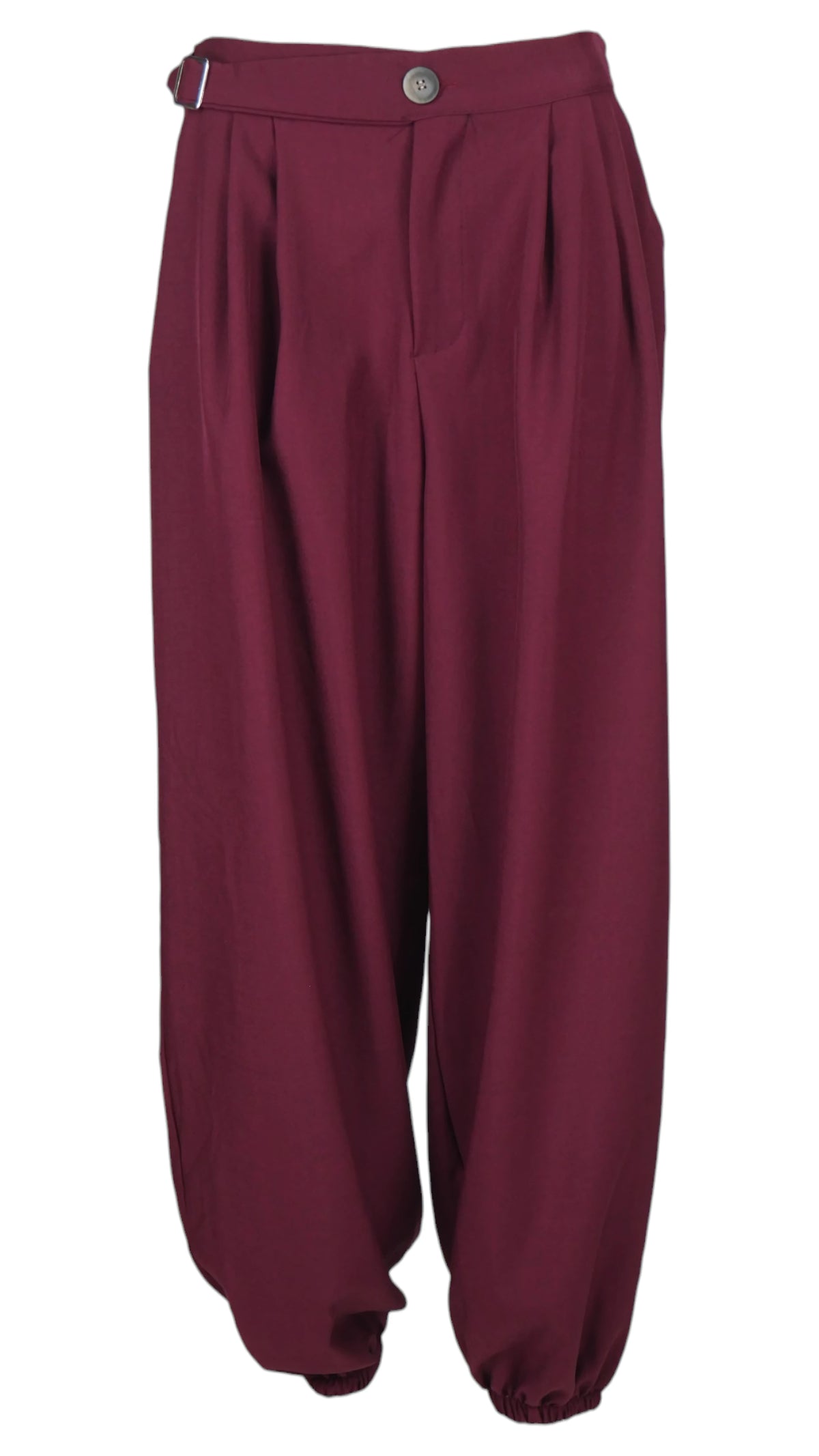 Pantalón Hebilla en color burdeos, con pinzas delanteras, pequeña hebilla lateral y bajos elásticos.