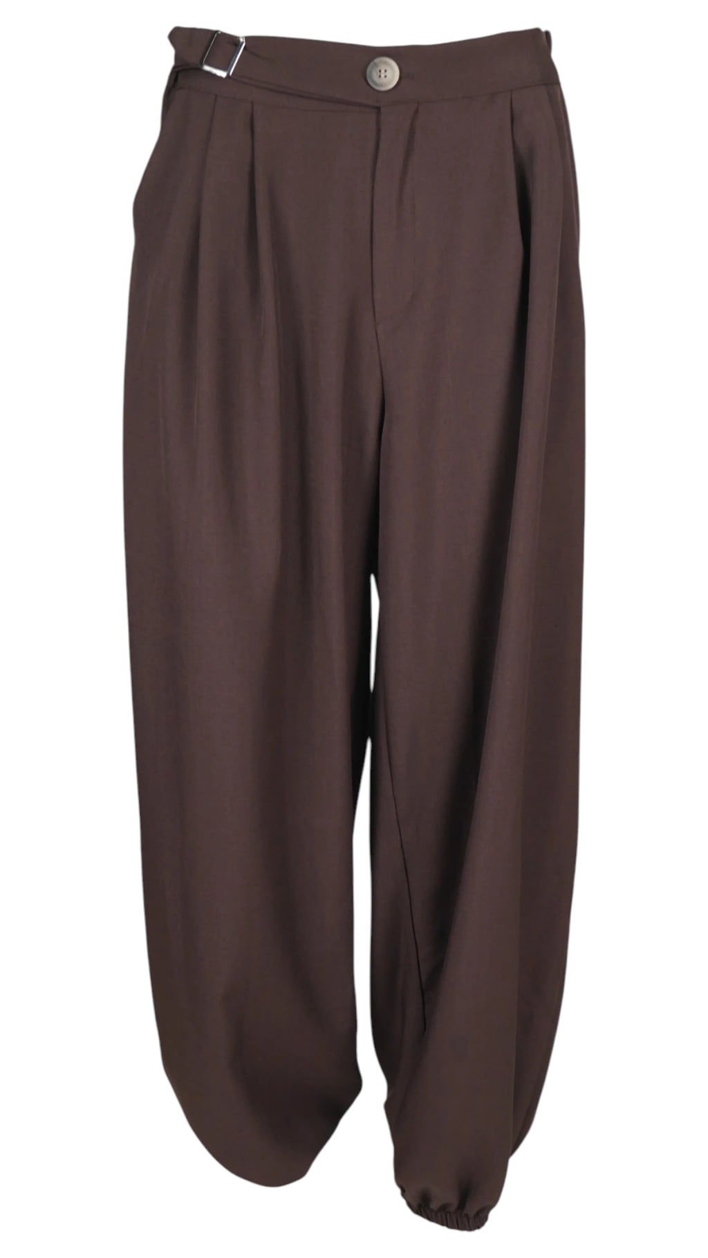 Pantalón Hebilla en color marrón, con pinzas delanteras, pequeña hebilla lateral y bajos elásticos.