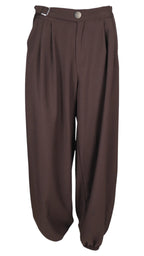 Pantalón Hebilla en color marrón, con pinzas delanteras, pequeña hebilla lateral y bajos elásticos.