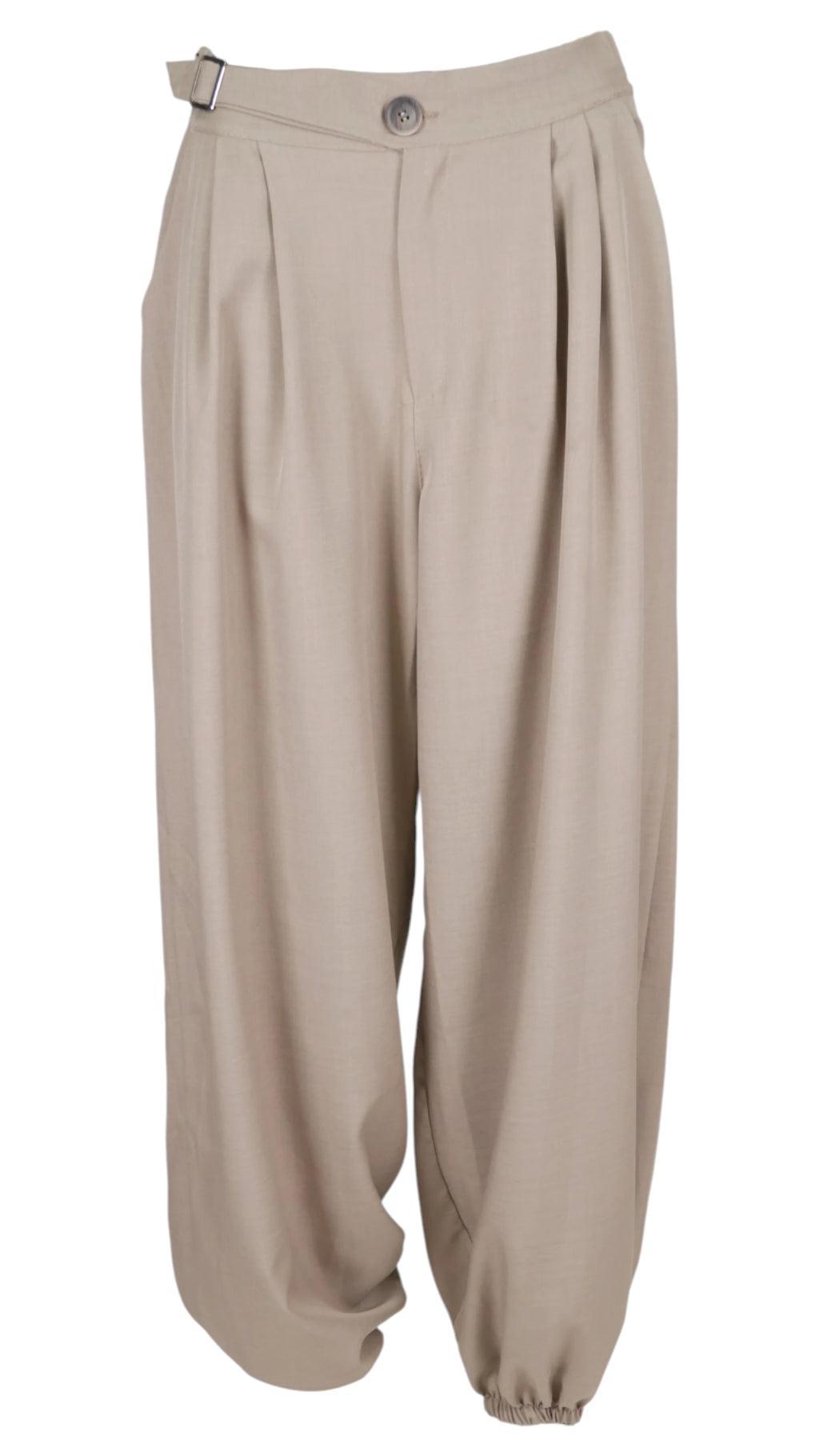 Pantalón Hebilla en color taupe, con pinzas delanteras, pequeña hebilla lateral y bajos elásticos.