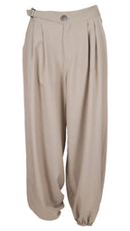 Pantalón Hebilla en color taupe, con pinzas delanteras, pequeña hebilla lateral y bajos elásticos.