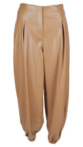 Pantalón globo efecto piel en color camel, con tiro alto, pinzas delanteras y bajos fruncidos.