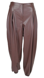 Pantalón globo efecto piel en color marrón, con tiro alto, pinzas delanteras y bajos fruncidos.