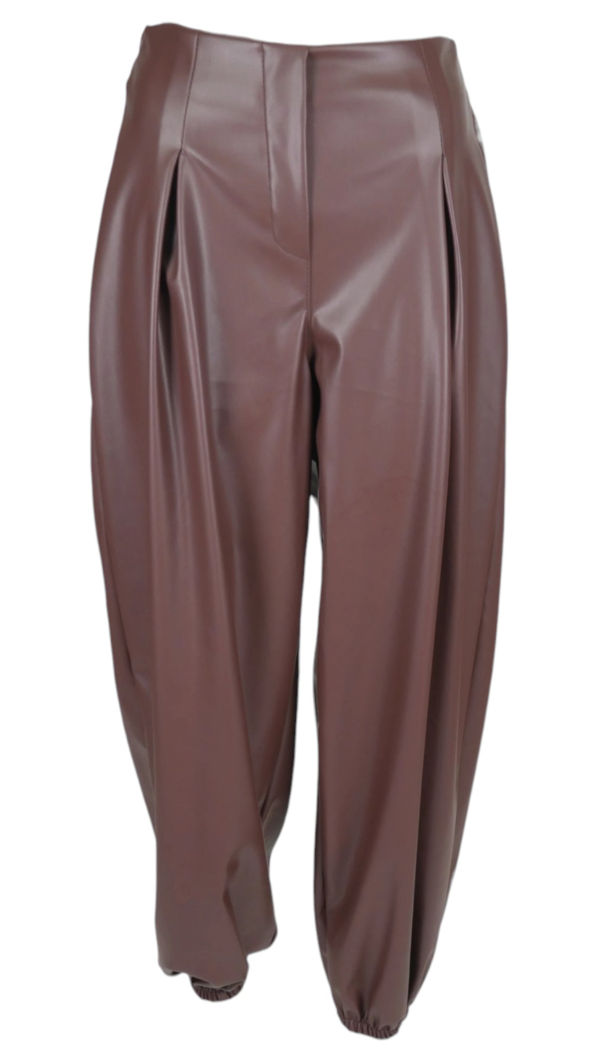 Pantalón globo efecto piel en color marrón, con tiro alto, pinzas delanteras y bajos fruncidos.