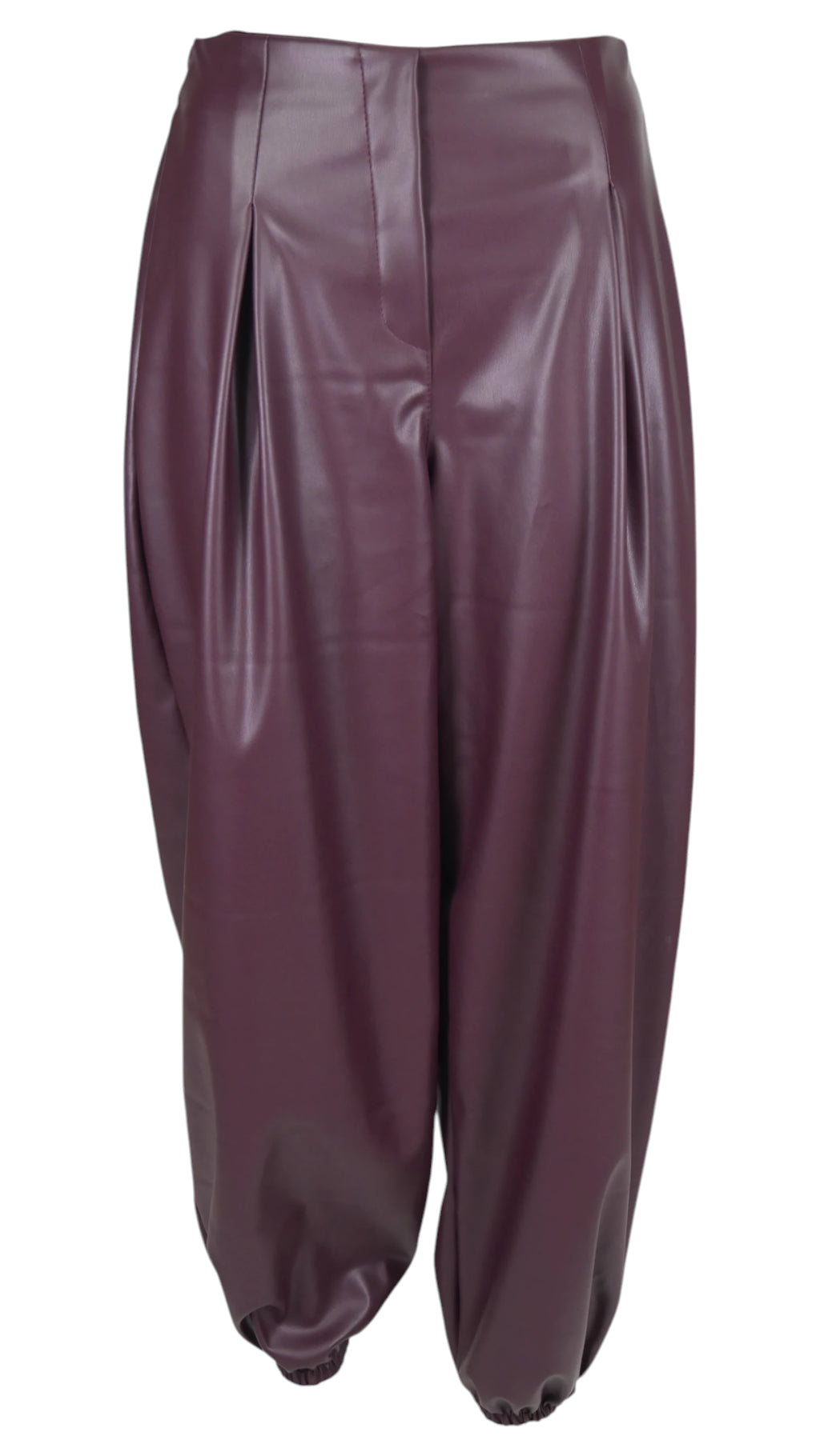 Pantalón globo efecto piel en color morado, con tiro alto, pinzas delanteras y bajos fruncidos.