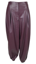 Pantalón globo efecto piel en color morado, con tiro alto, pinzas delanteras y bajos fruncidos.