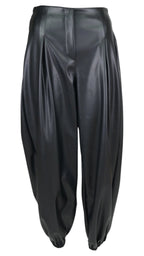 Pantalón globo efecto piel en color negro, con tiro alto, pinzas delanteras y bajos fruncidos.