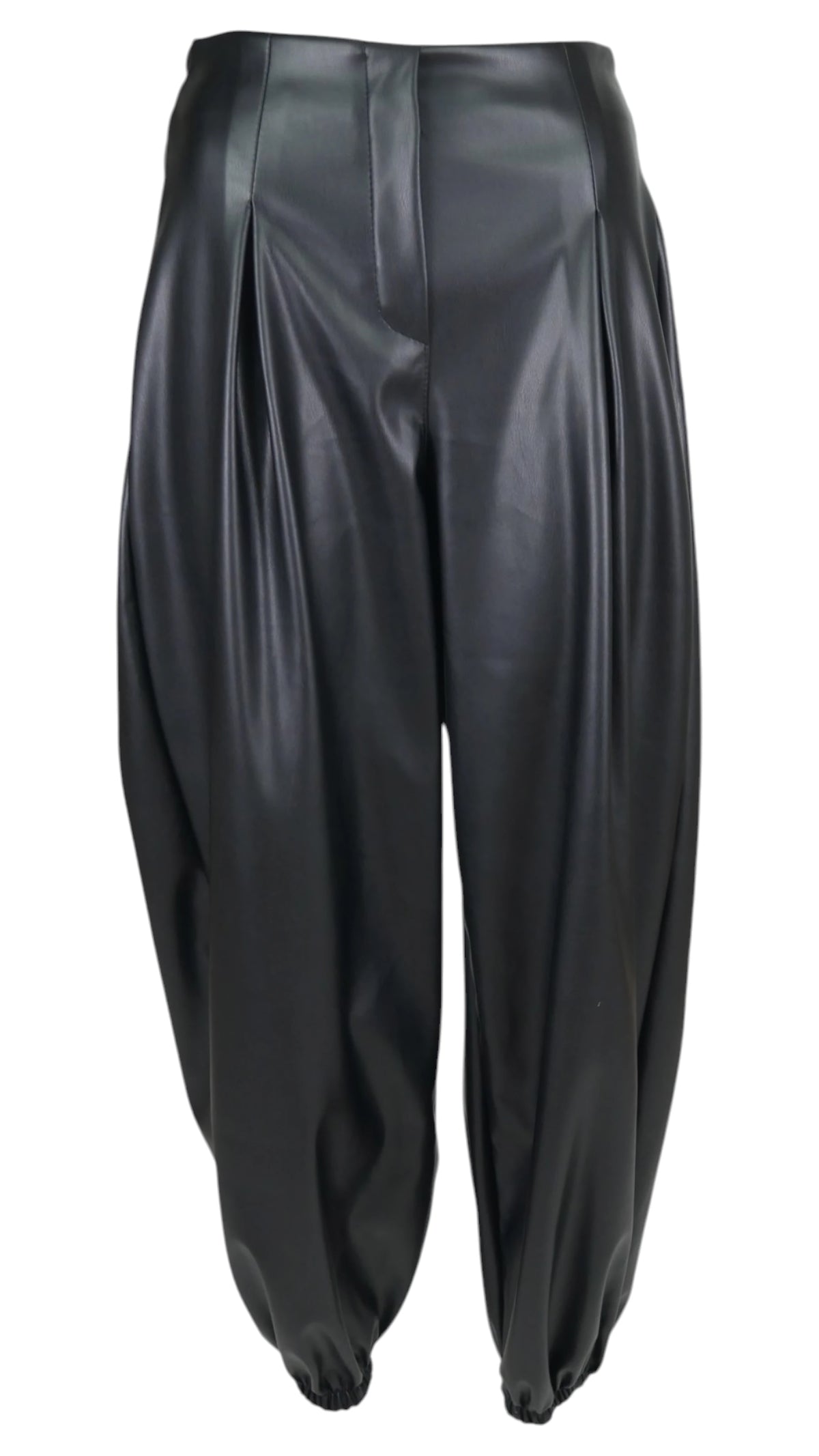 Pantalón globo efecto piel en color negro, con tiro alto, pinzas delanteras y bajos fruncidos.