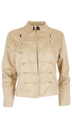 Chaqueta militar en color camel, con cuello corto, manga larga y botones unidos por presillas horizontales.
