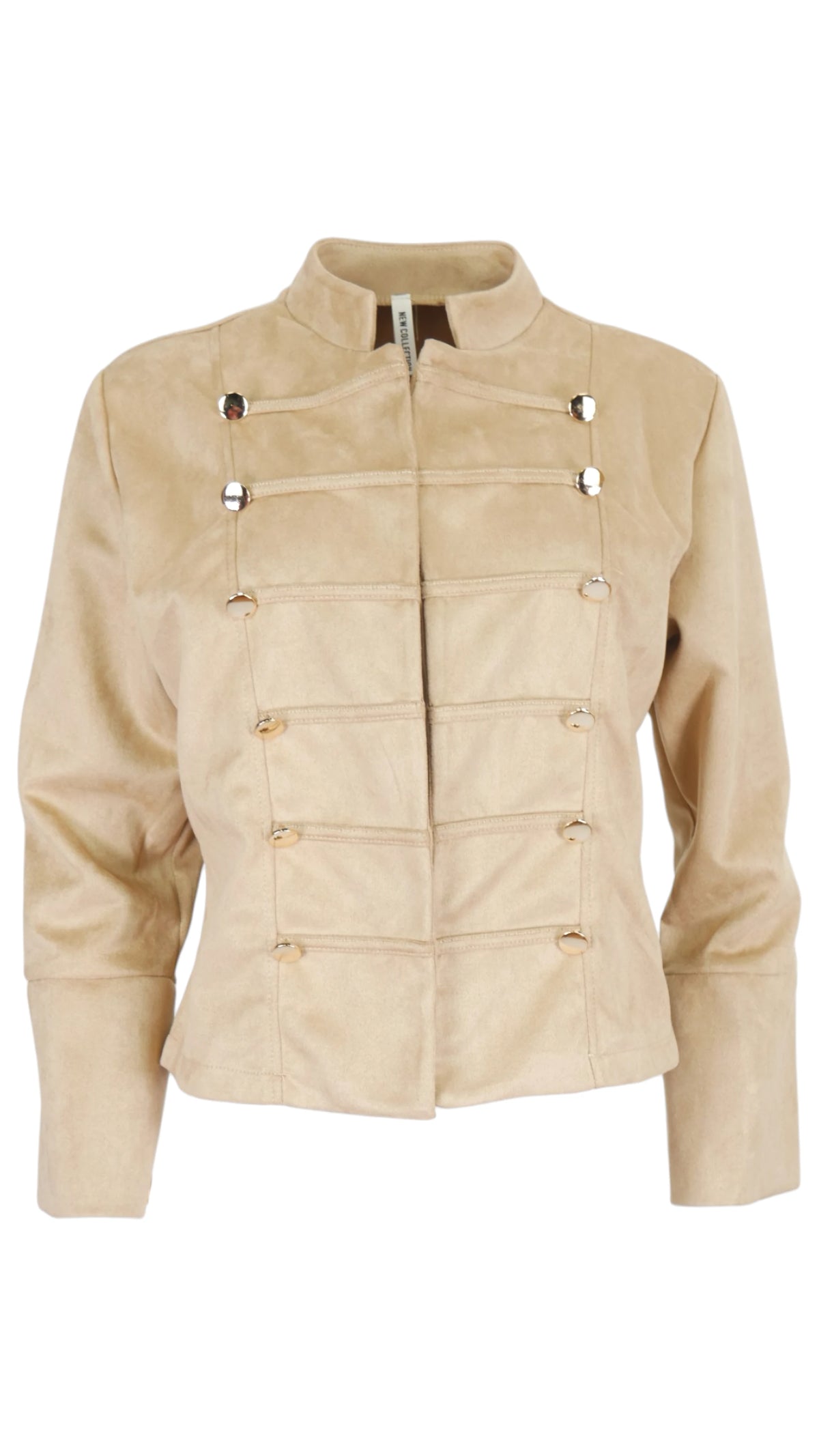 Chaqueta militar en color camel, con cuello corto, manga larga y botones unidos por presillas horizontales.
