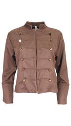 Chaqueta militar en color marrón, con cuello corto, manga larga y botones unidos por presillas horizontales.