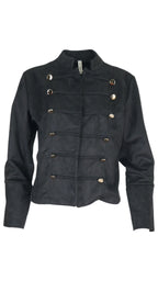 Chaqueta militar en color negro, con cuello corto, manga larga y botones unidos por presillas horizontales.
