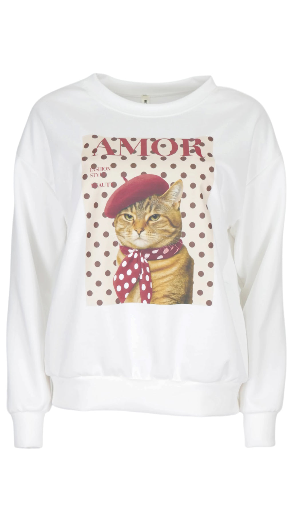 Sudadera blanca AMOR de manga larga con estampado de gato, boina burdeos y pañuelo sobre fondo beige.