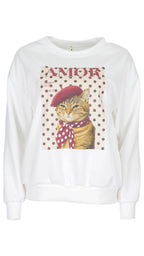 Sudadera blanca AMOR de manga larga con estampado de gato, boina burdeos y pañuelo sobre fondo beige.