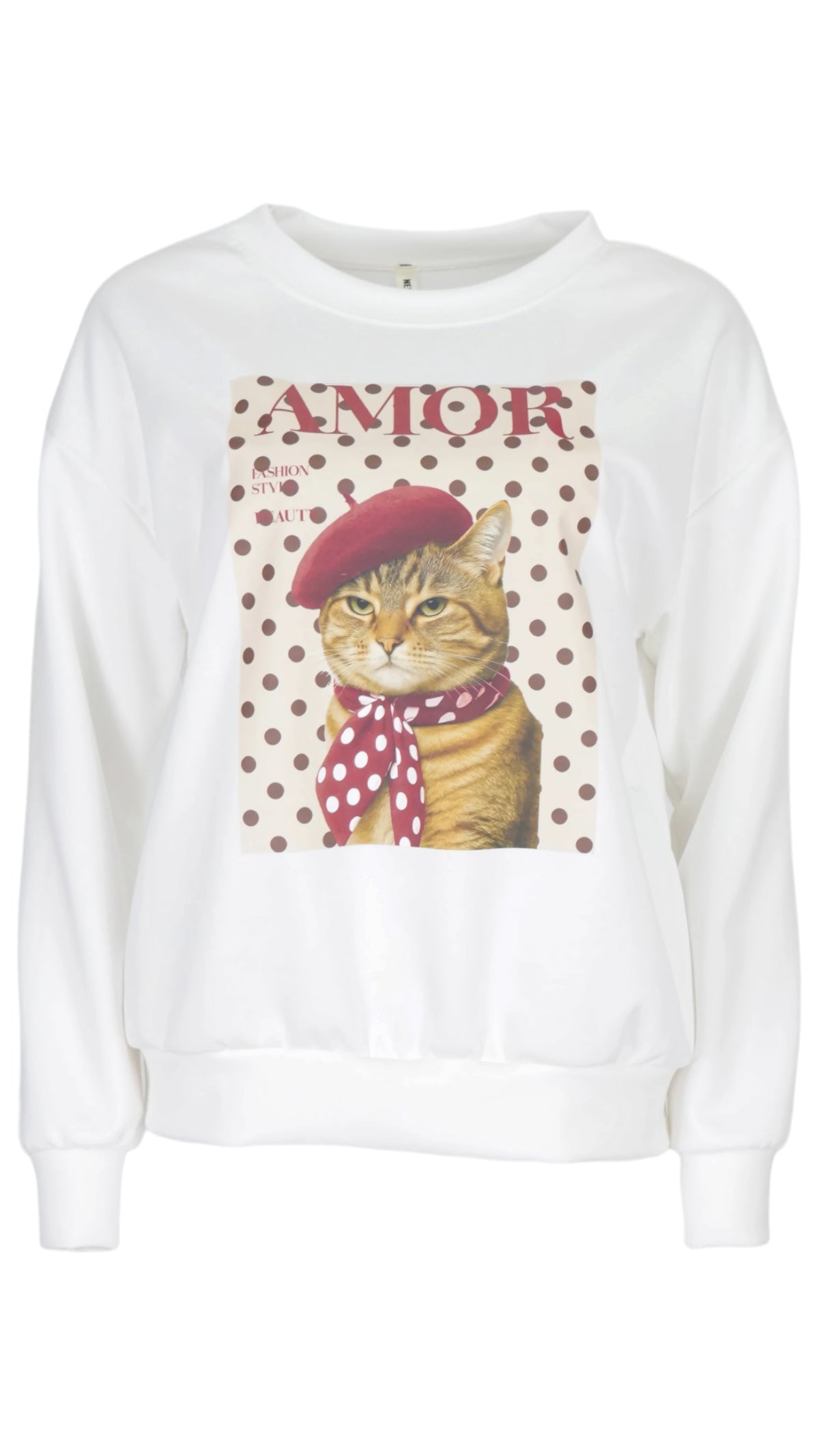 Sudadera blanca AMOR de manga larga con estampado de gato, boina burdeos y pañuelo sobre fondo beige.