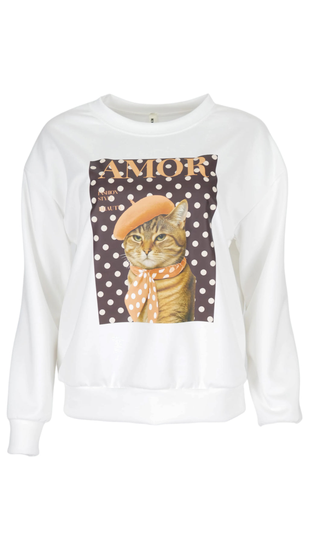 Sudadera blanca AMOR de manga larga con estampado de gato, boina mostaza y pañuelo sobre fondo marrón de lunares.