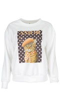 Sudadera blanca AMOR de manga larga con estampado de gato, boina mostaza y pañuelo sobre fondo marrón de lunares.