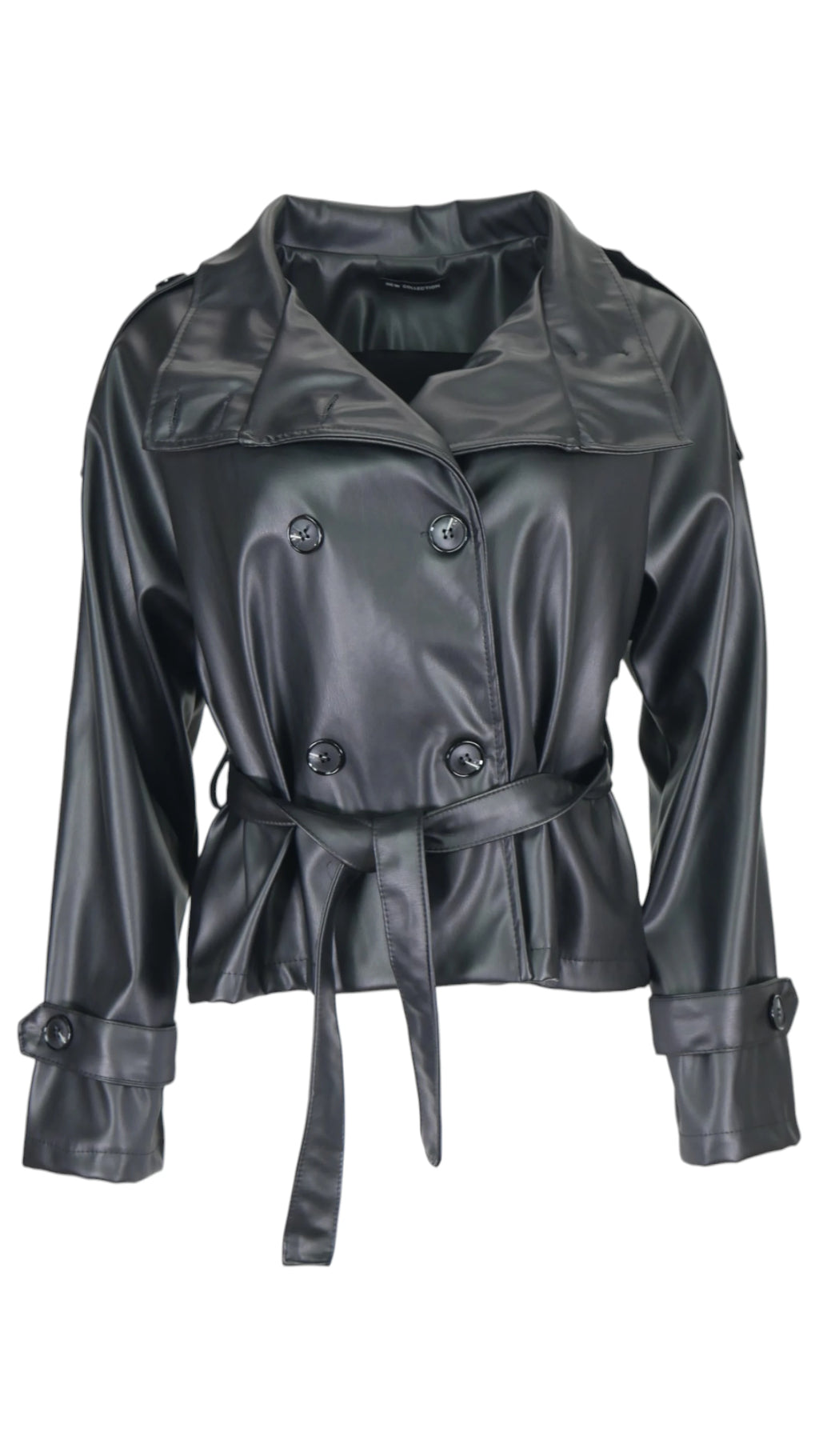 Trench corto efecto piel en color negro, con doble botonadura, trabillas en los puños y cinturón de lazada.