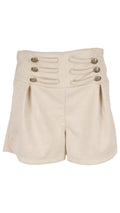 Short Botones en color beige y efecto ante, con tiro alto y dos filas de botones unidos por presillas.