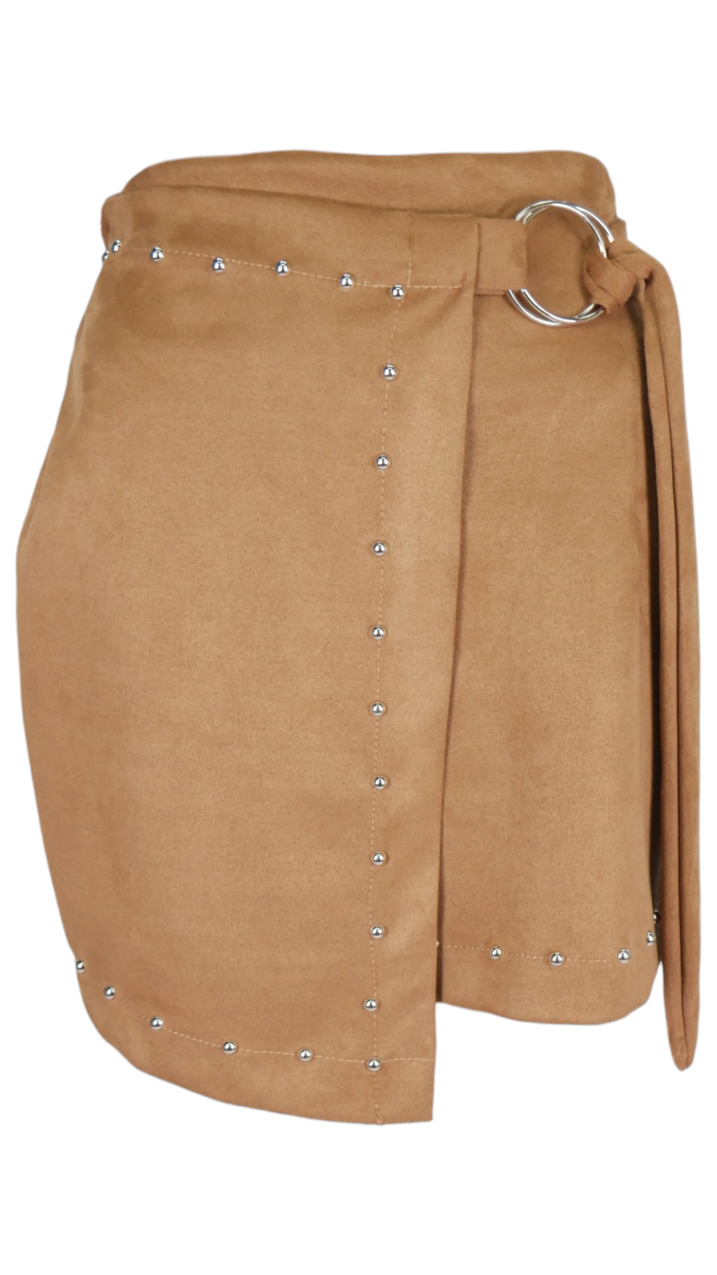 Minifalda efecto ante en color camel, con diseño cruzado, tachas y lazada lateral con aro metálico.